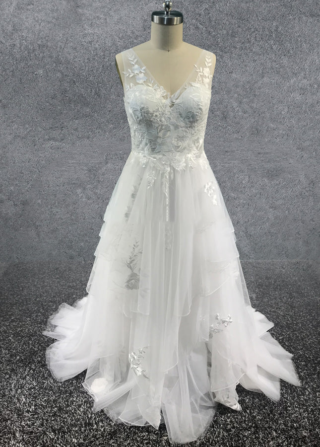 Charming A-line V-Neck Sleeveless Wedding Dress with Lace Appliques